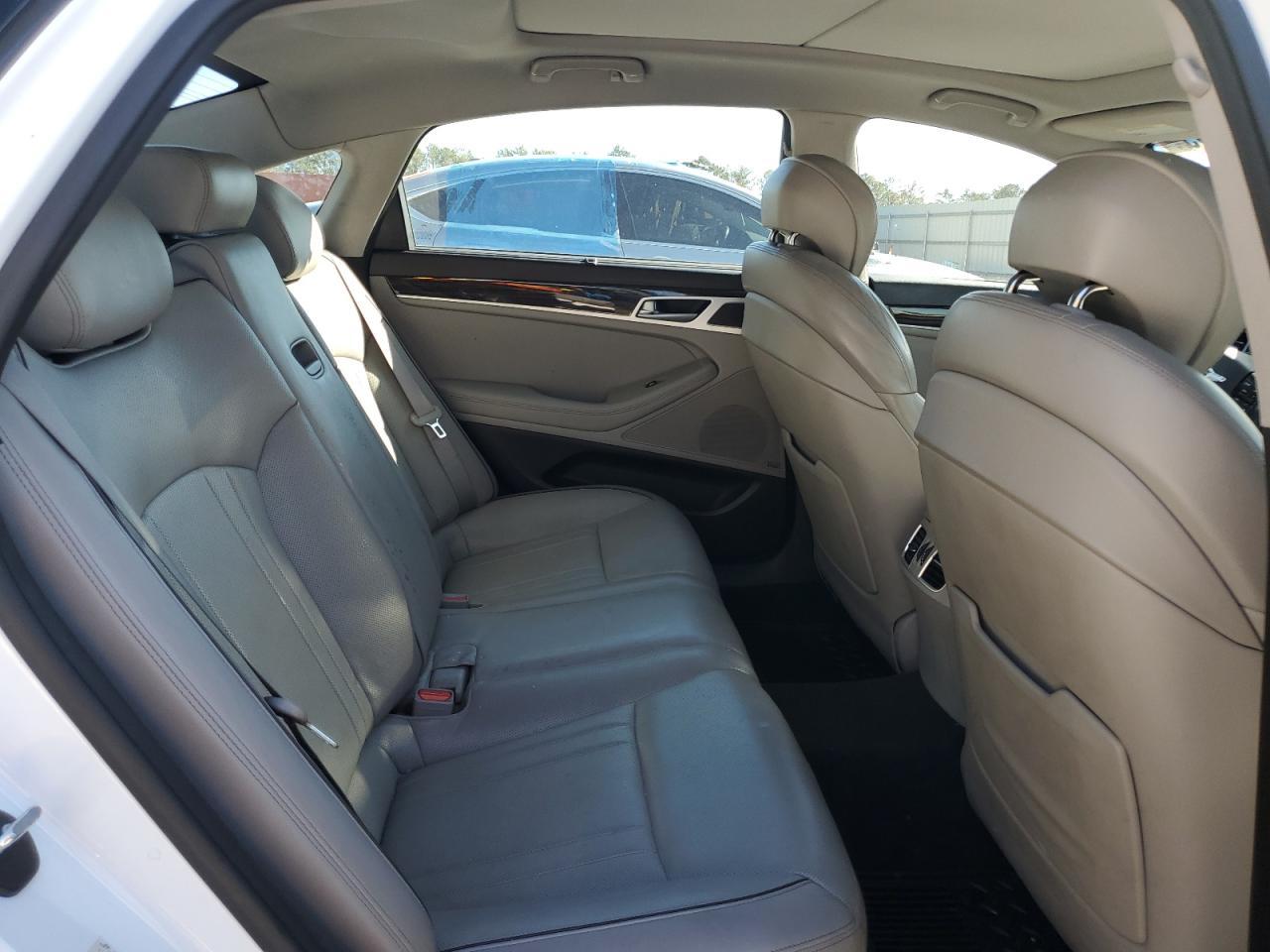 2015 Hyundai Genesis - Image 10