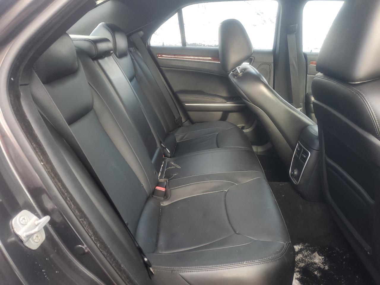 2014 Chrysler 300 - Image 10