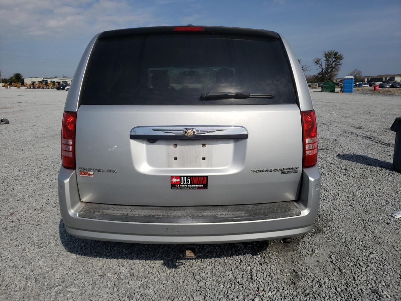 2010 Chrysler Town & Country - Image 6