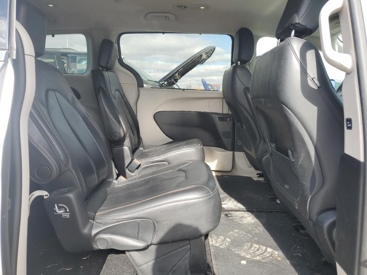 2017 Chrysler Pacifica - Image 11
