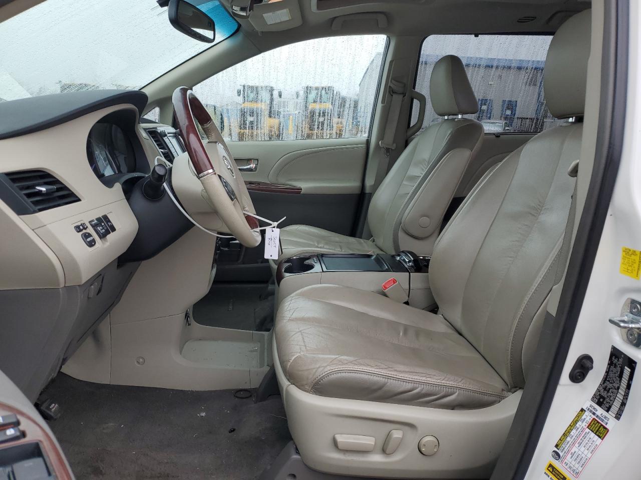 2011 Toyota Sienna - Image 7