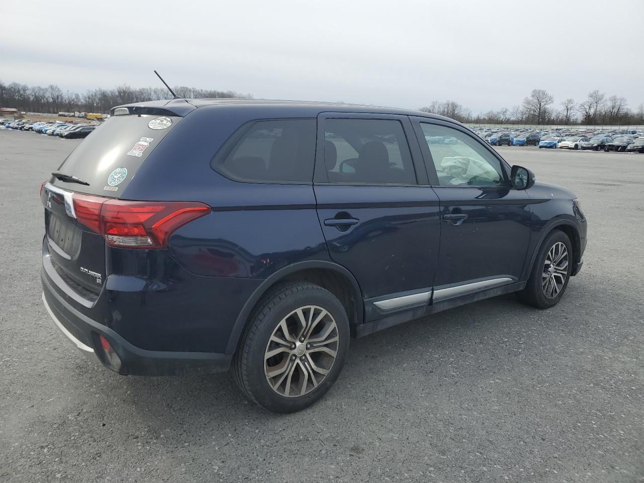 2016 Mitsubishi Outlander - Image 3
