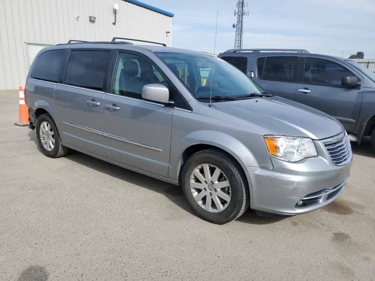 2016 Chrysler Town & Country - Image 4