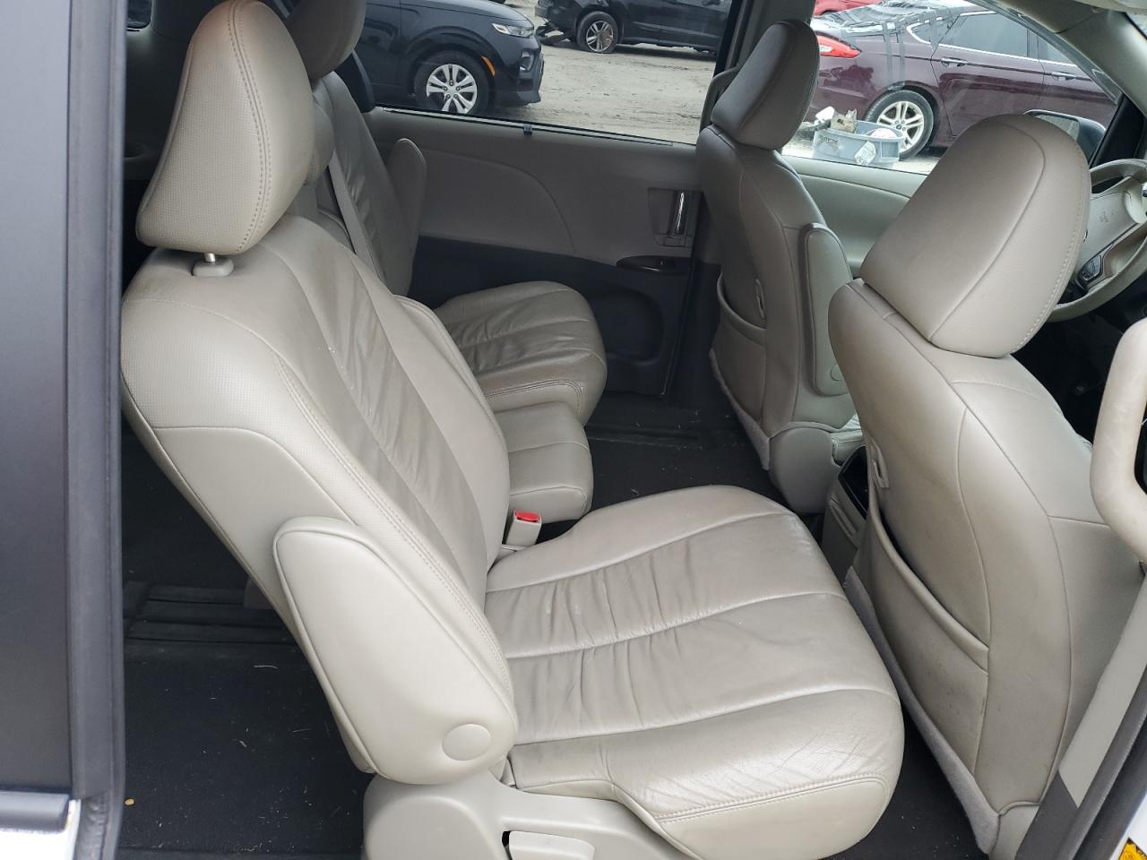 2011 Toyota Sienna - Image 11
