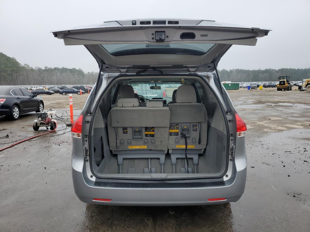 2013 Toyota Sienna - Image 6