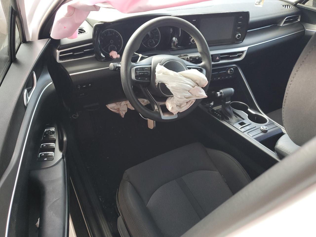 2023 Kia K5 - Image 8