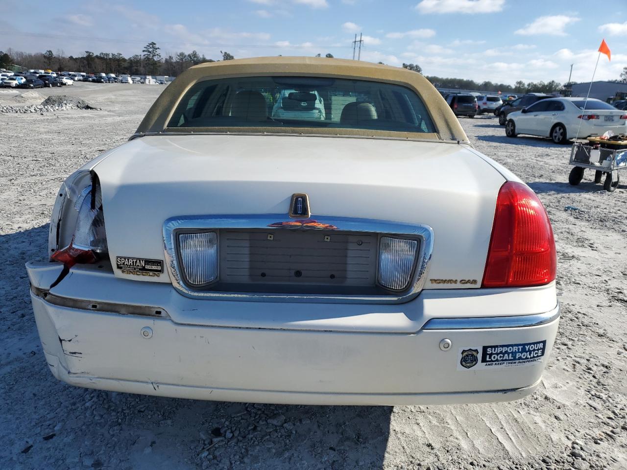 2003 Lincoln Town Car - Image 6