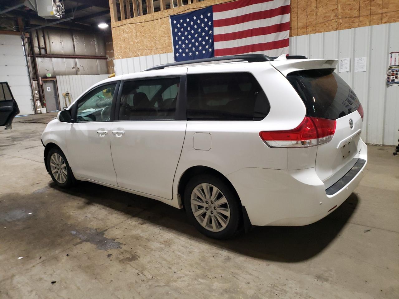 2014 Toyota Sienna - Image 2