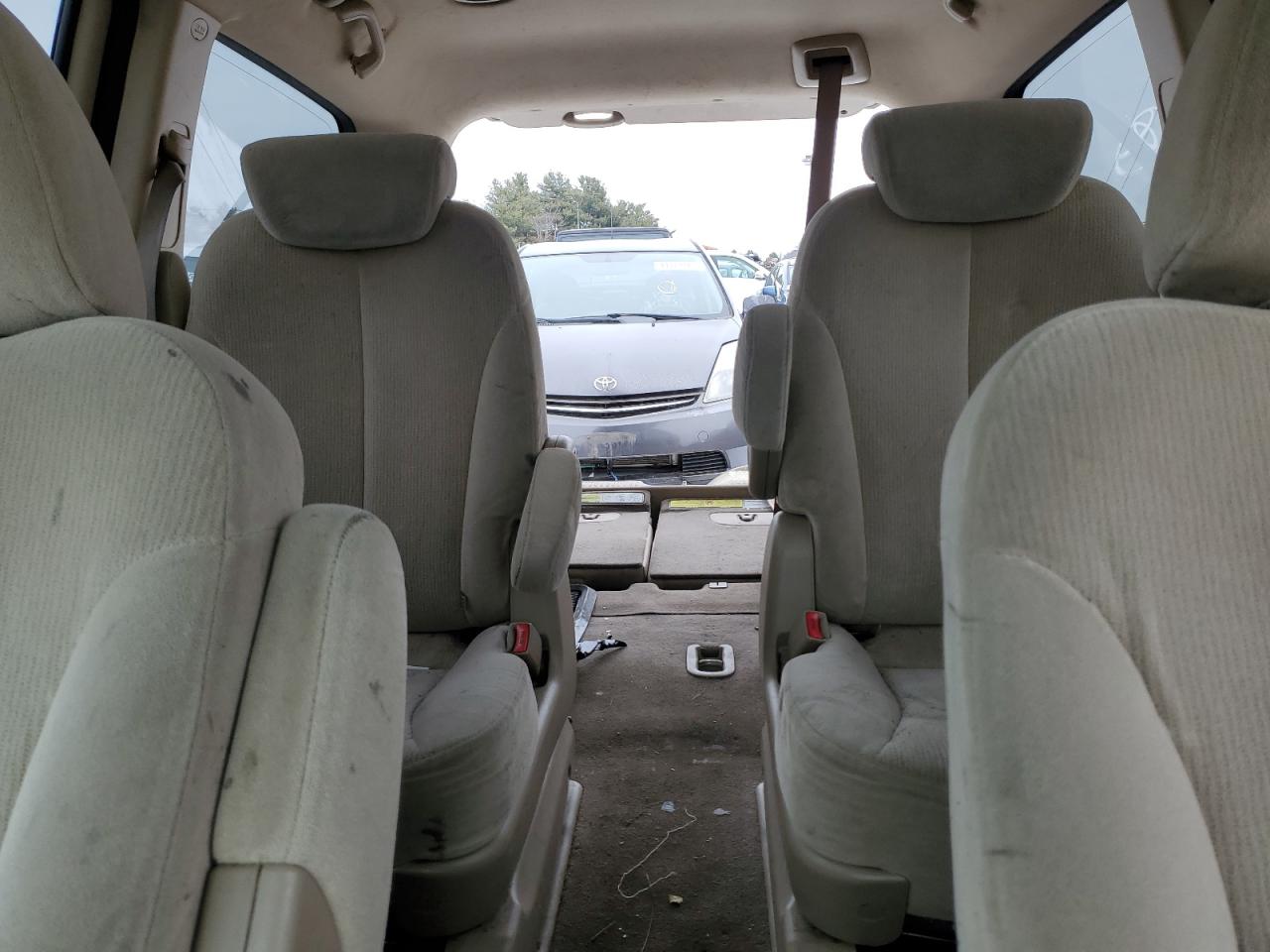 2008 Kia Sedona - Image 10