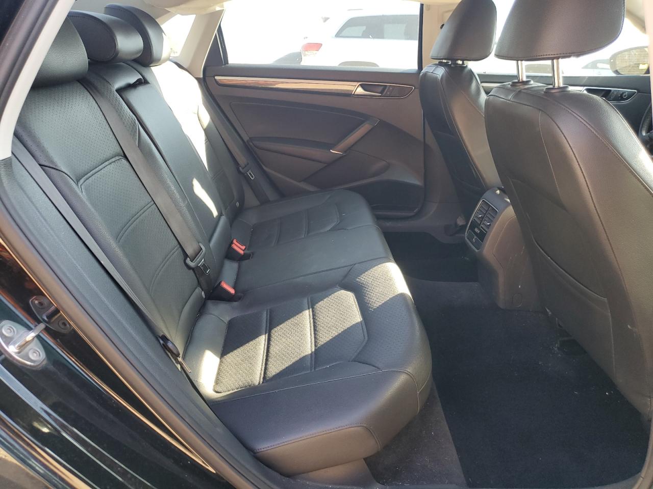 2016 Volkswagen Passat - Image 10