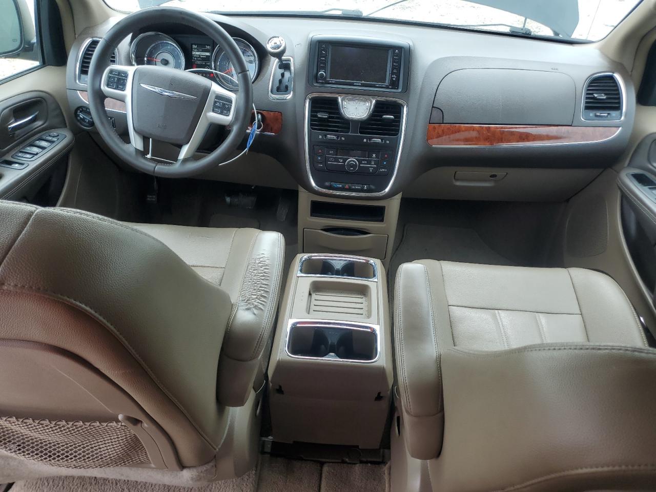 2016 Chrysler Town & Country - Image 8