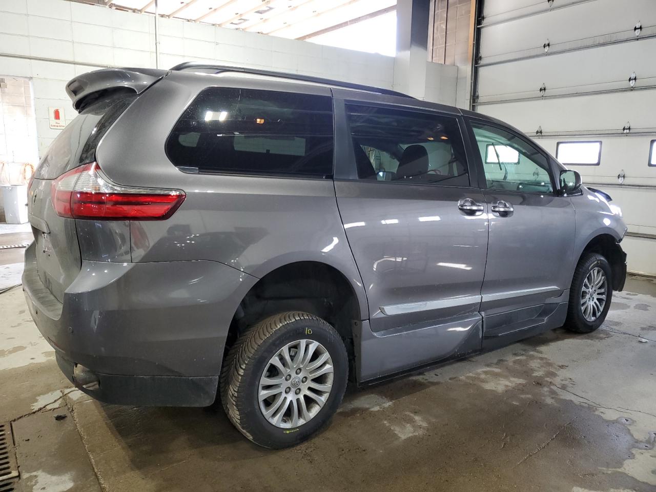 2017 Toyota Sienna - Image 3