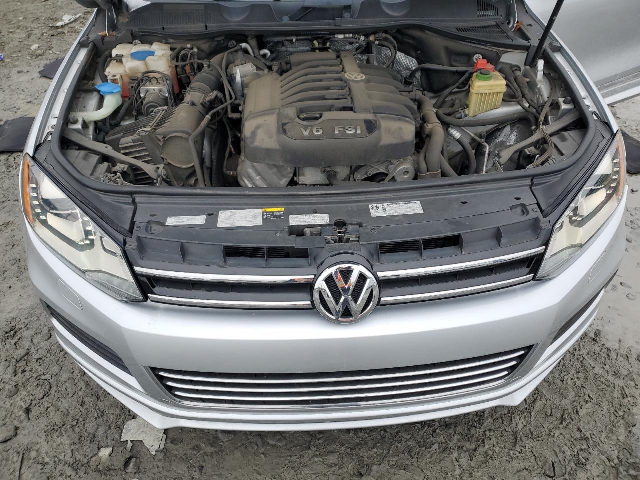 2014 Volkswagen Touareg - Image 14