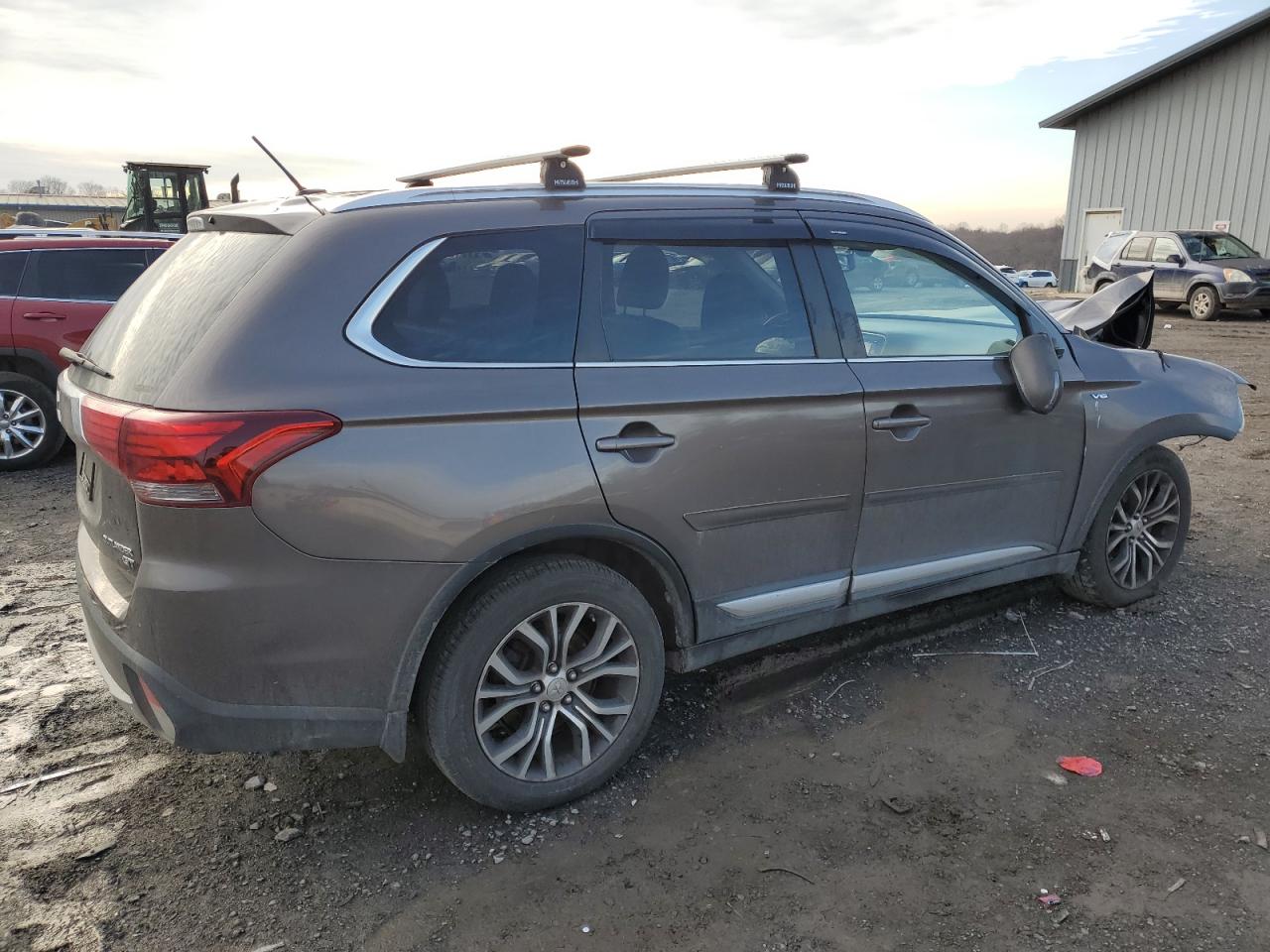 2016 Mitsubishi Outlander - Image 3