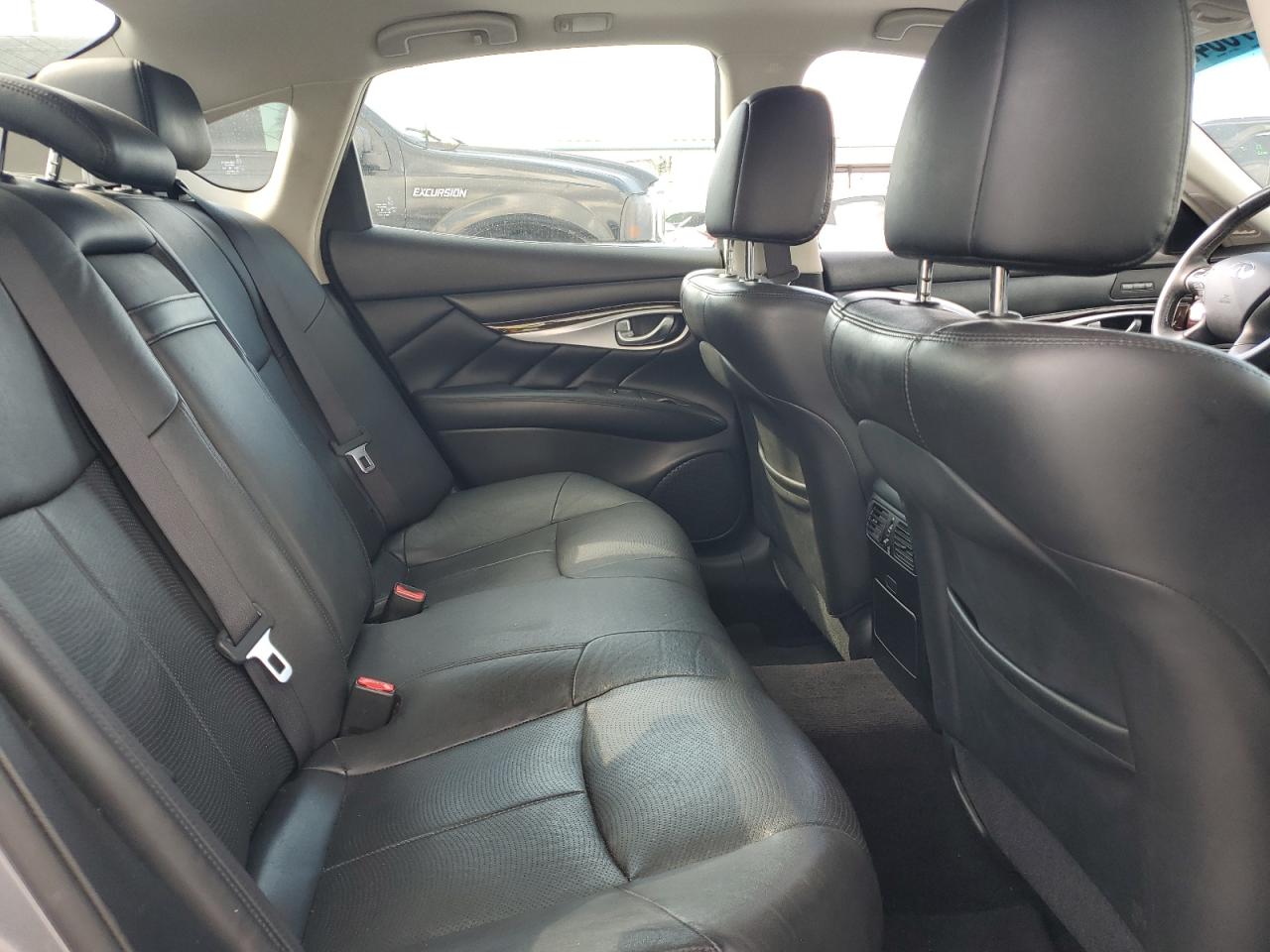 2017 Infiniti Q70 - Image 10