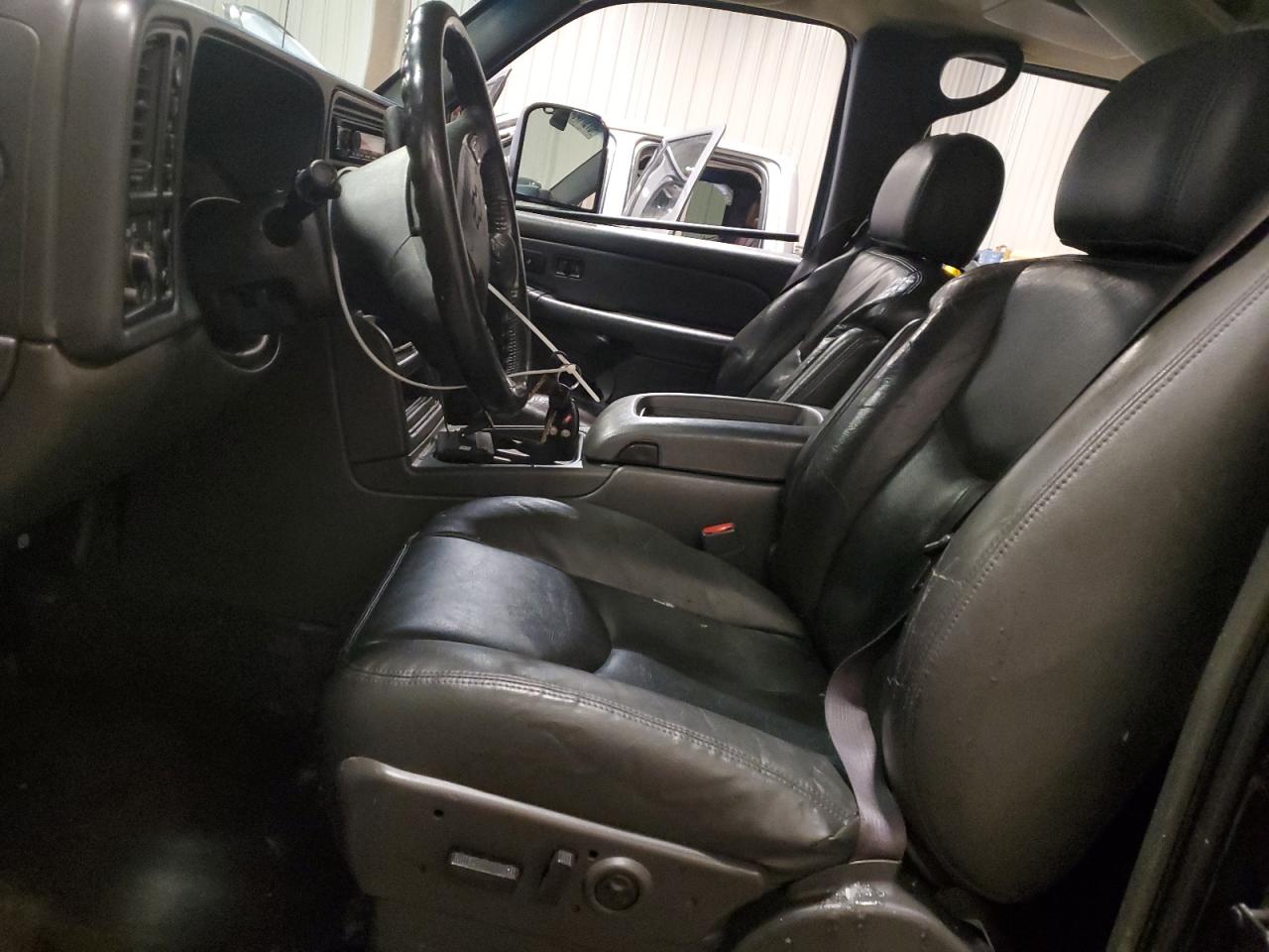 2004 Chevrolet Avalanche - Image 7