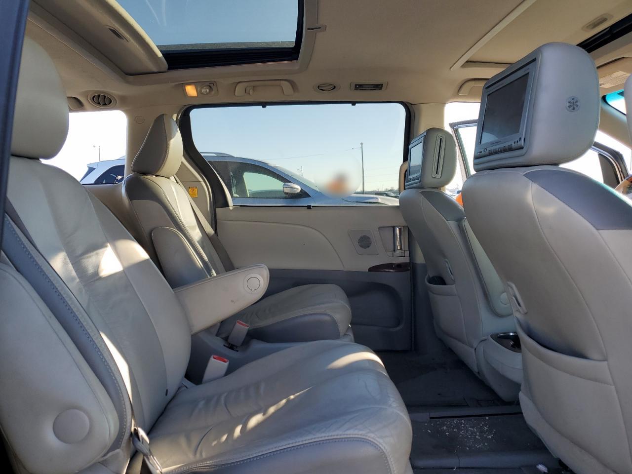 2011 Toyota Sienna - Image 11