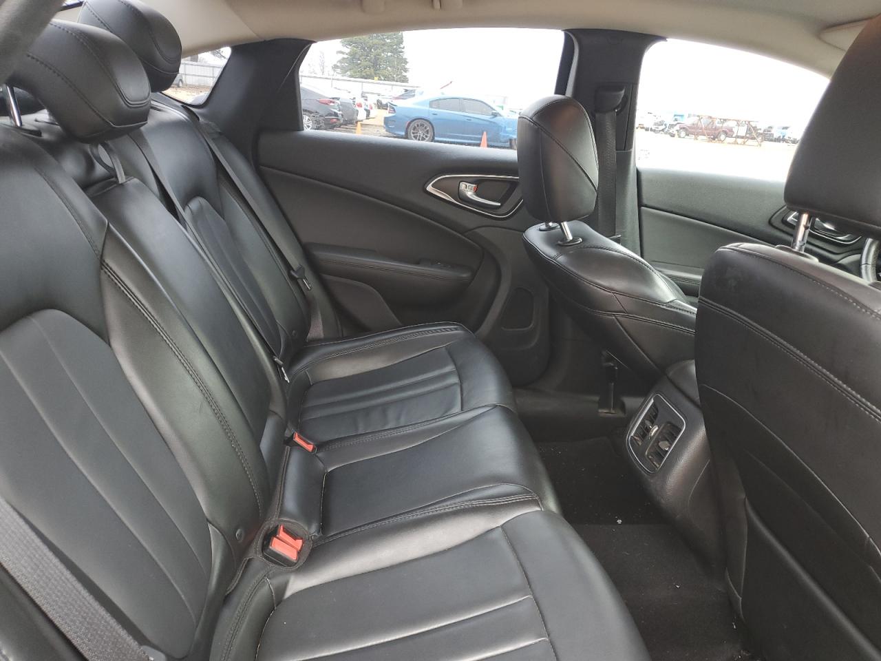 2016 Chrysler 200 - Image 10