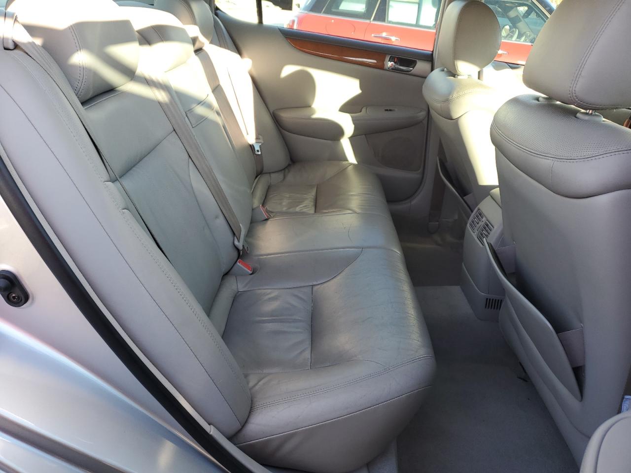 2005 Lexus ES - Image 10