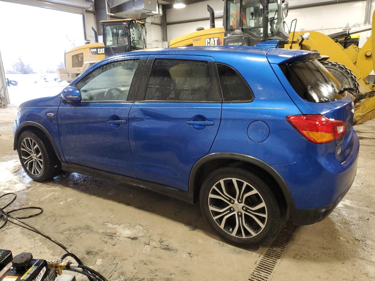 2017 Mitsubishi Outlander - Image 2