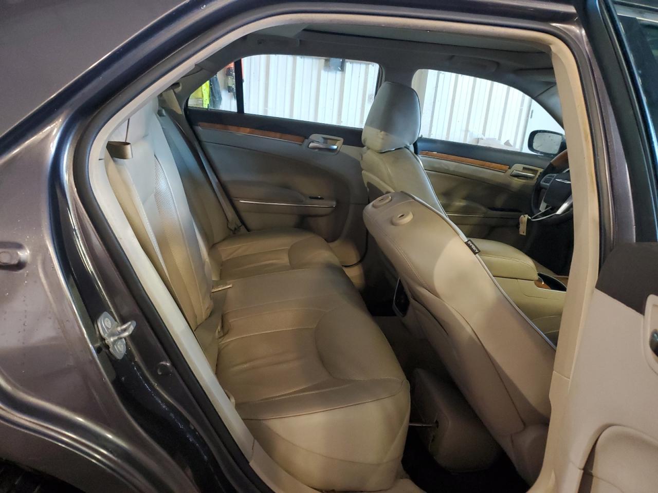 2014 Chrysler 300 - Image 10