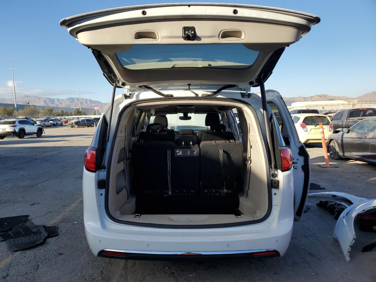 2020 Chrysler Pacifica - Image 6