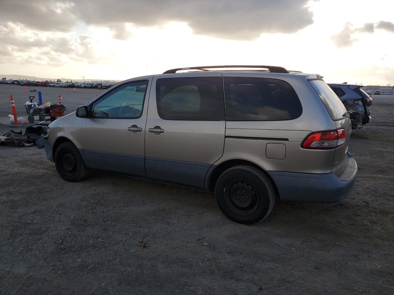 2003 Toyota Sienna - Image 2