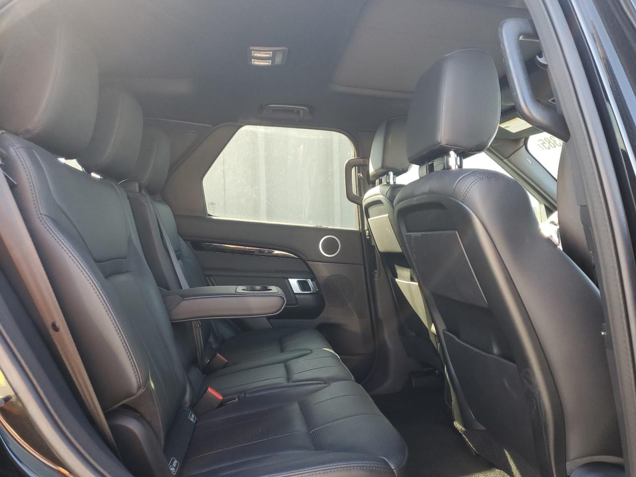 2018 Land Rover Discovery - Image 11