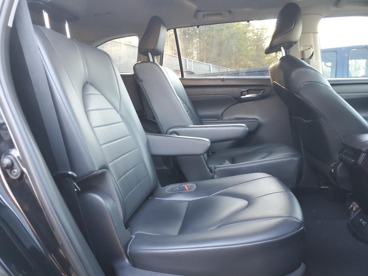2021 Toyota Highlander - Image 11