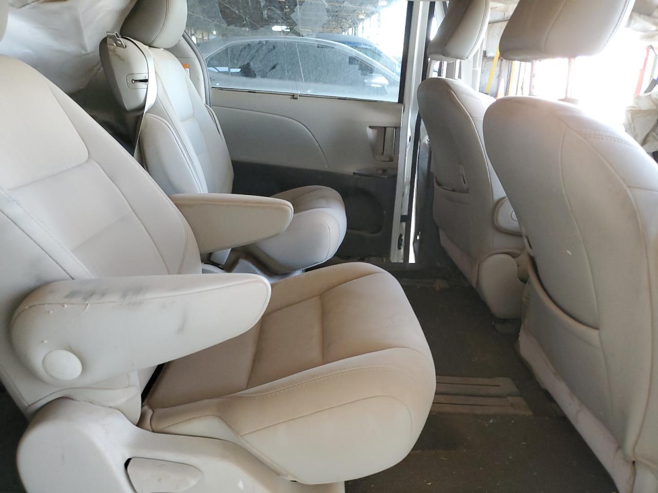 2015 Toyota Sienna - Image 11
