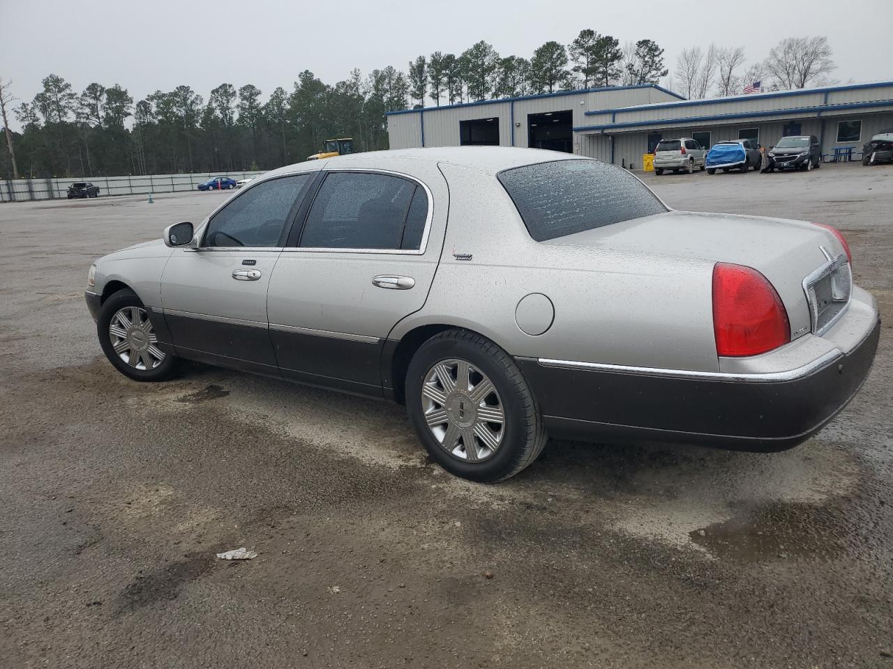 2005 Lincoln Town Car - Image 2