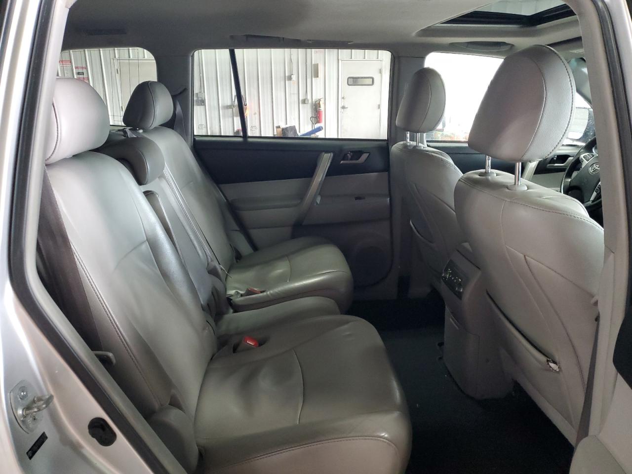 2012 Toyota Highlander - Image 11