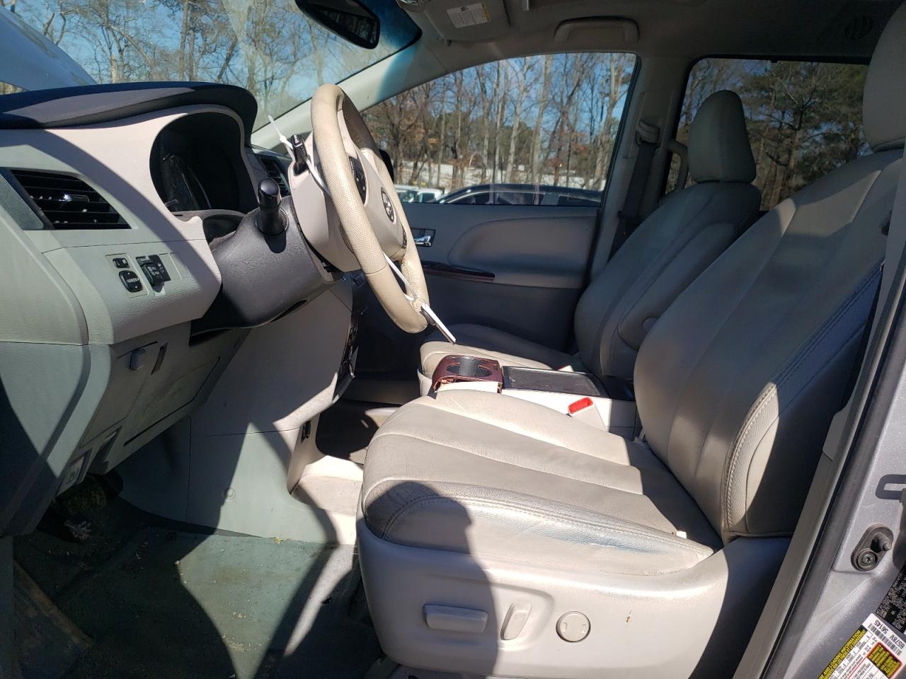 2012 Toyota Sienna - Image 7
