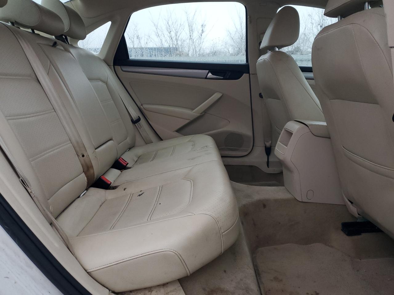 2014 Volkswagen Passat - Image 10