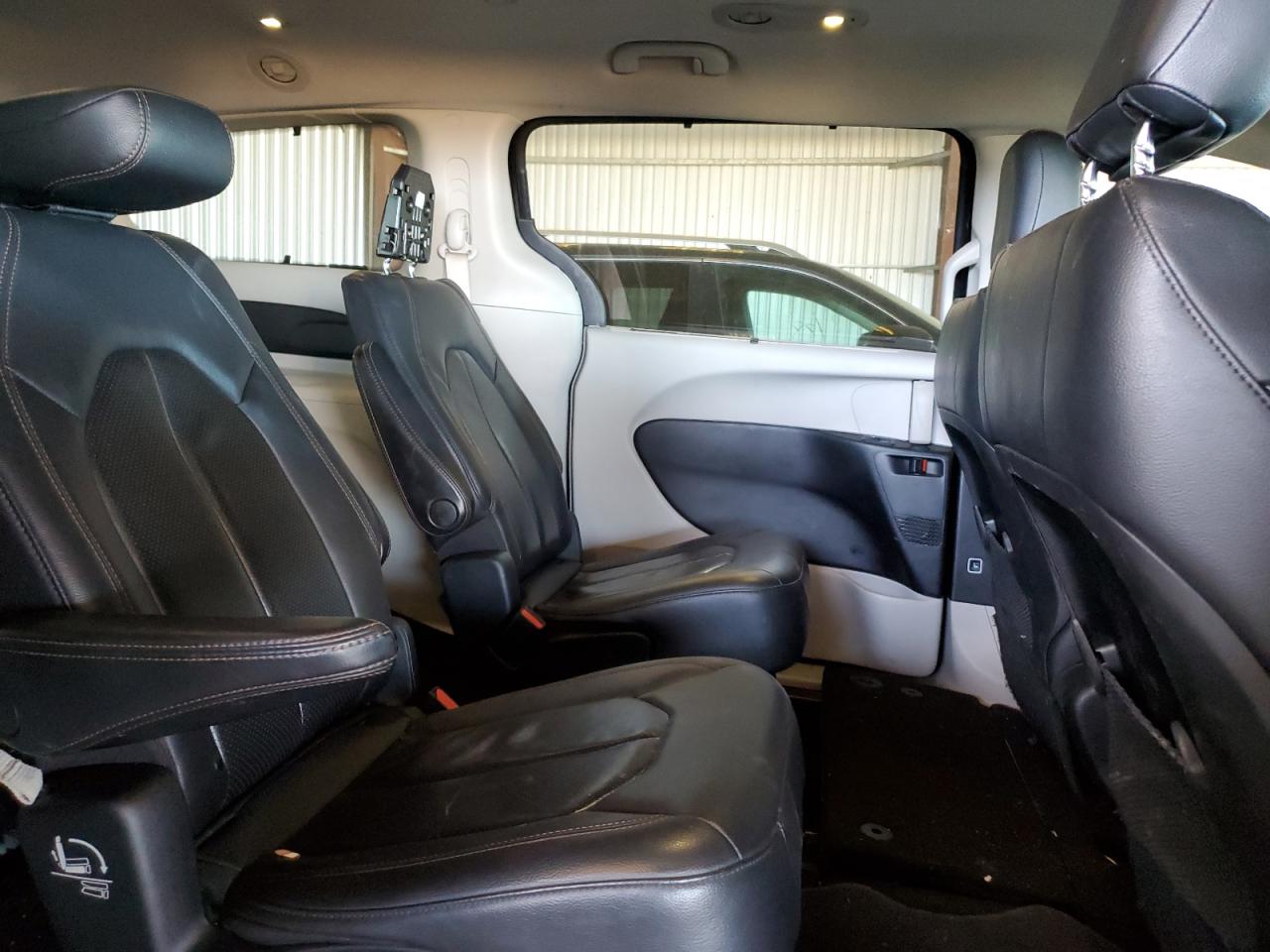 2019 Chrysler Pacifica - Image 11