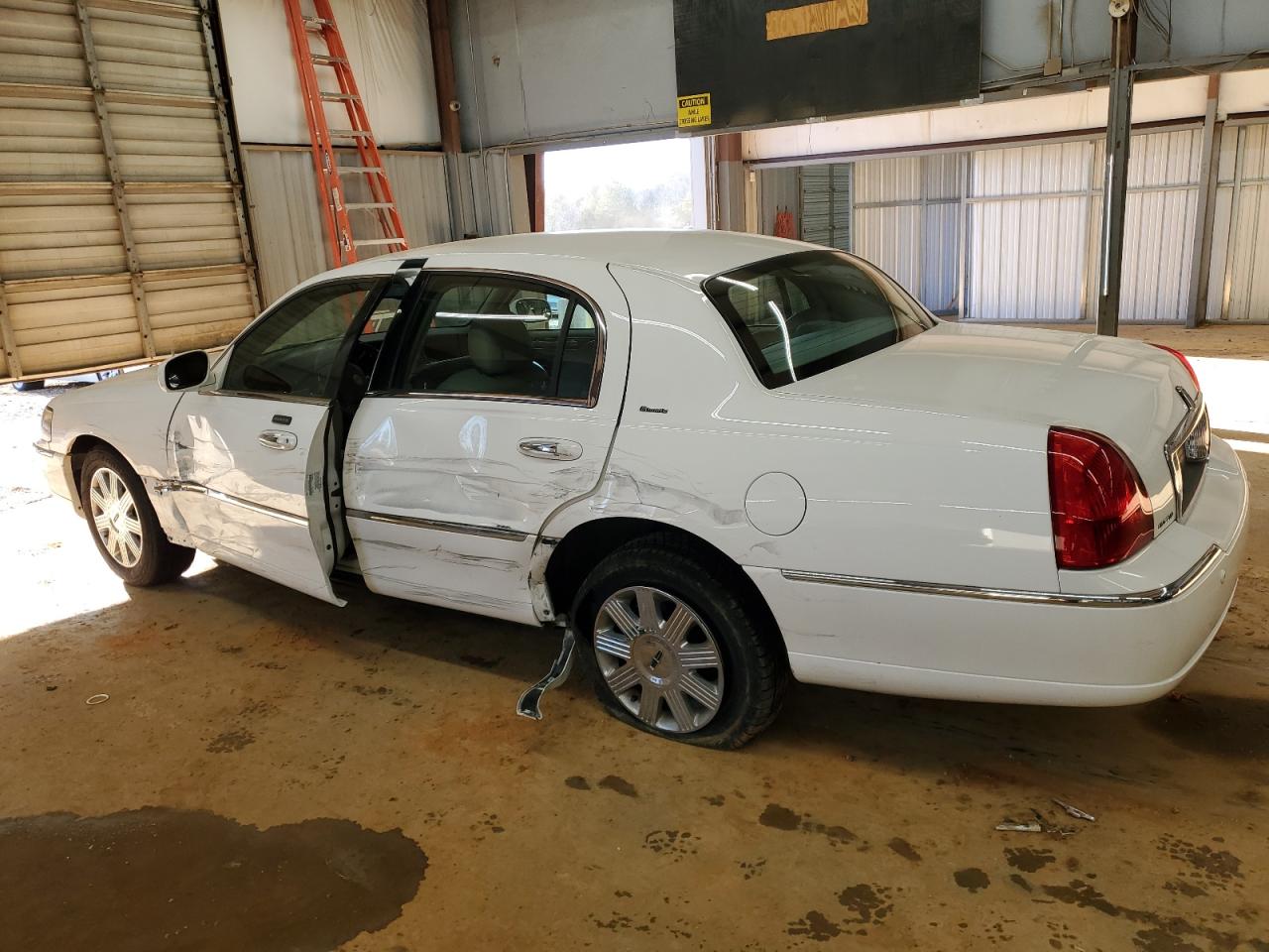 2004 Lincoln Town Car - Image 2