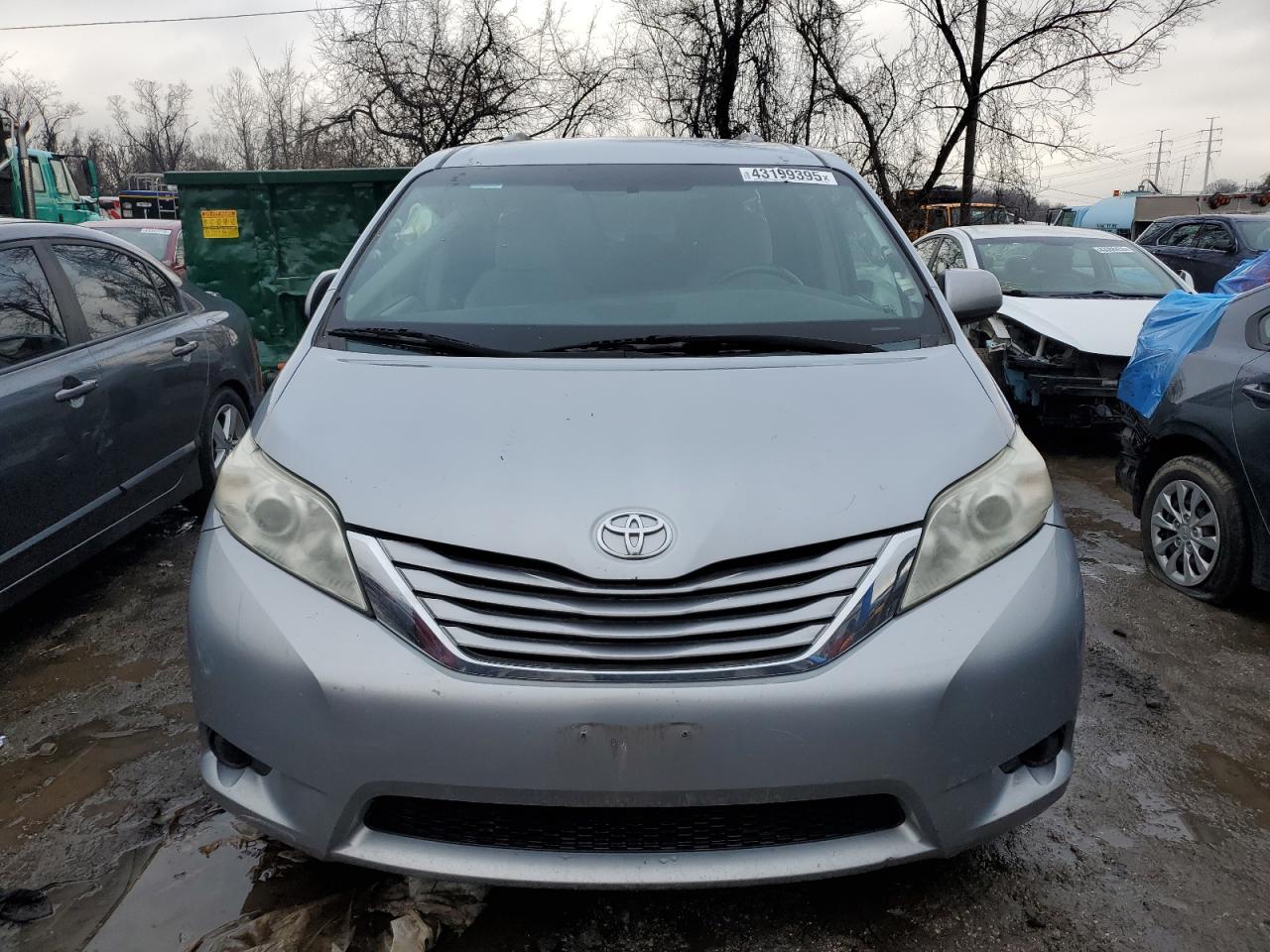 2015 Toyota Sienna - Image 5