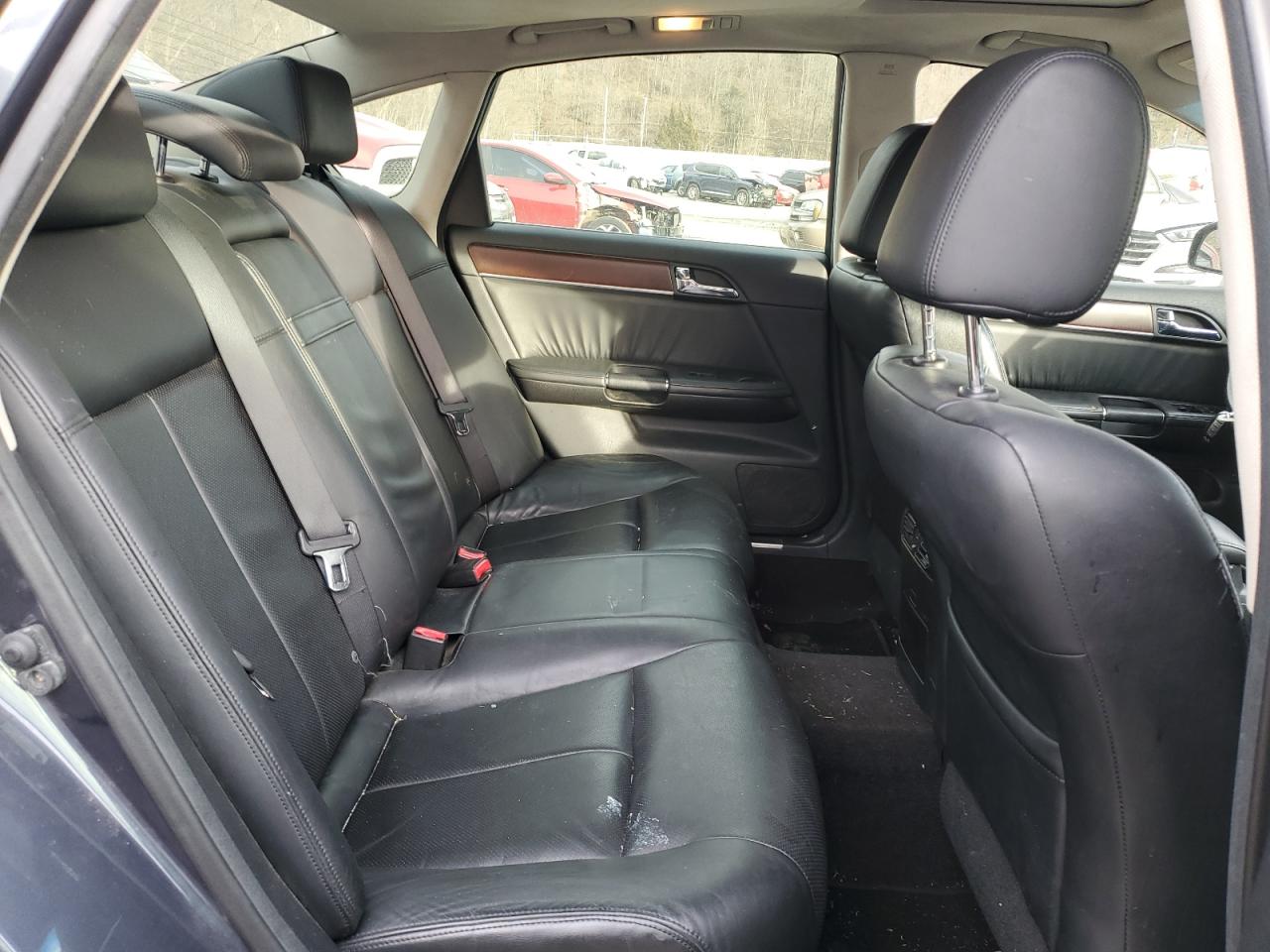 2010 Infiniti M - Image 10