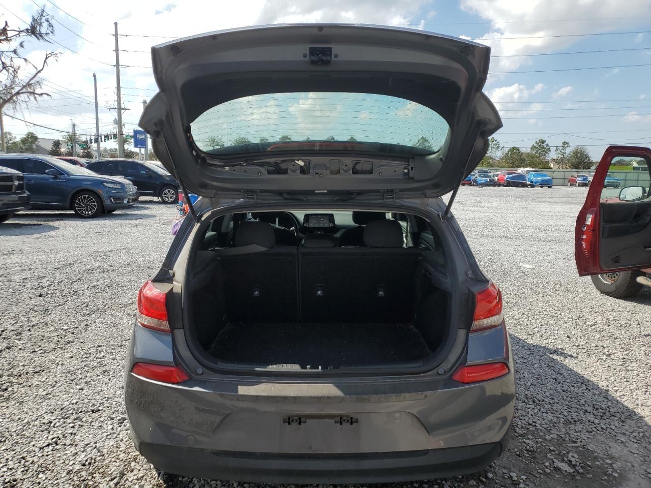 2018 Hyundai Elantra - Image 6