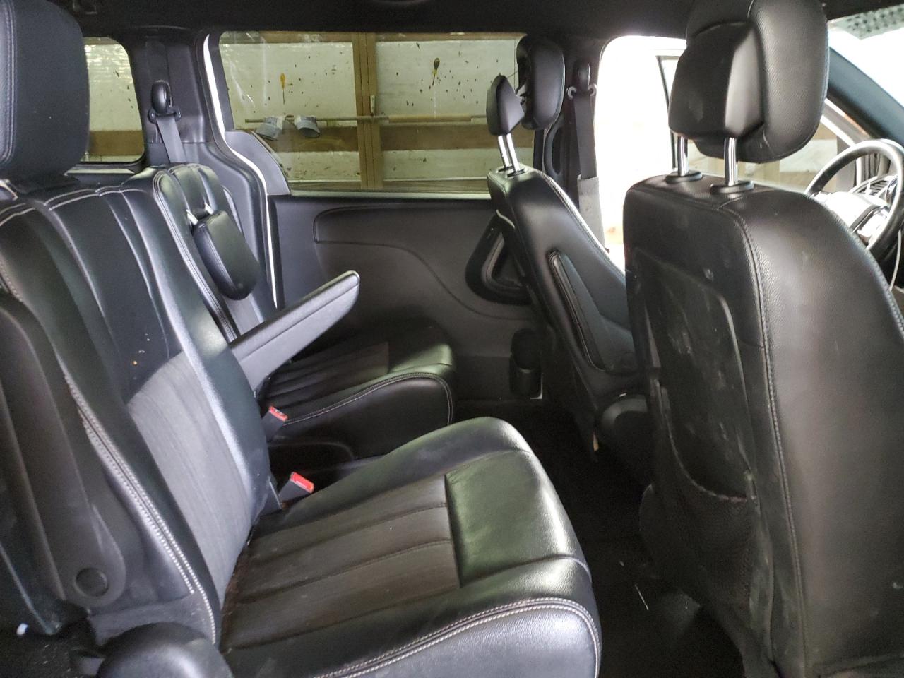 2015 Chrysler Town & Country - Image 11
