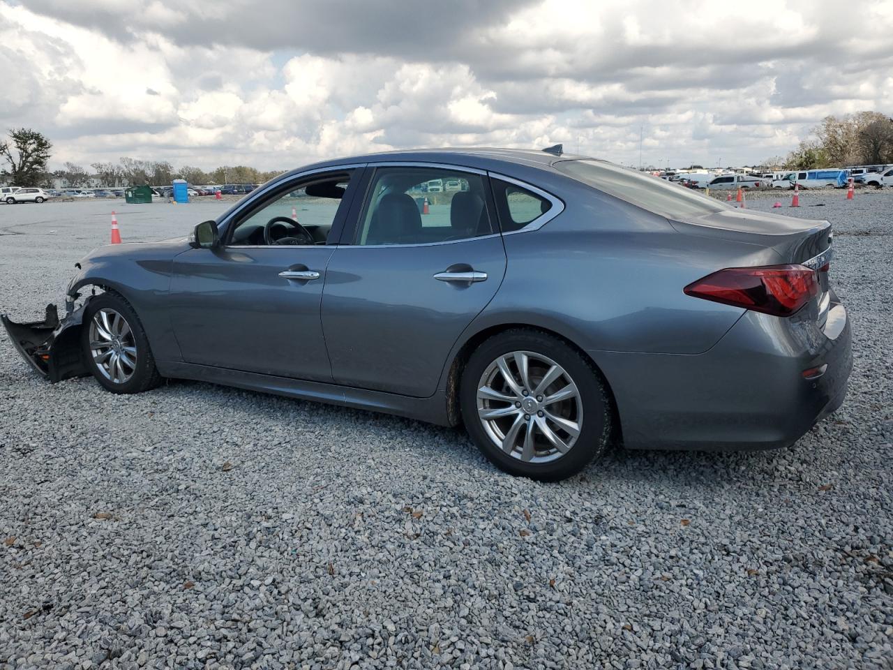 2017 Infiniti Q70 - Image 2