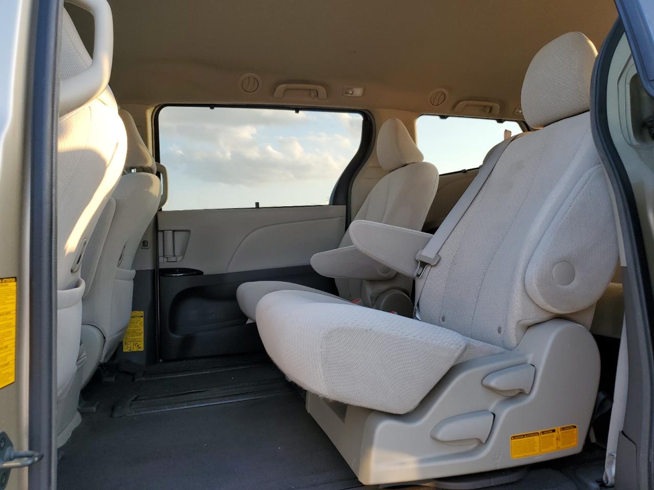 2011 Toyota Sienna - Image 11