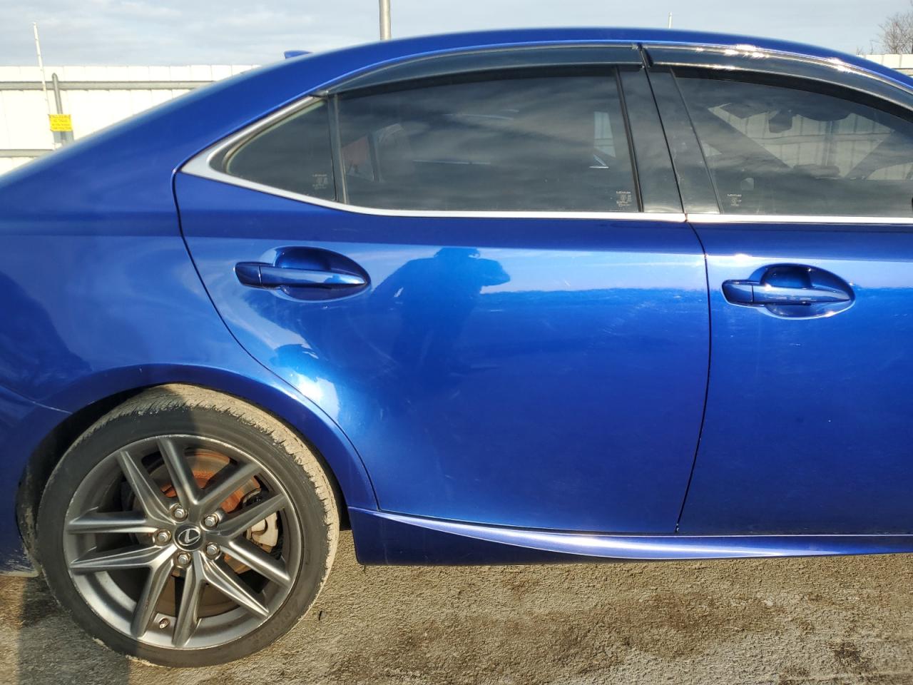 2017 Lexus IS - Image 10
