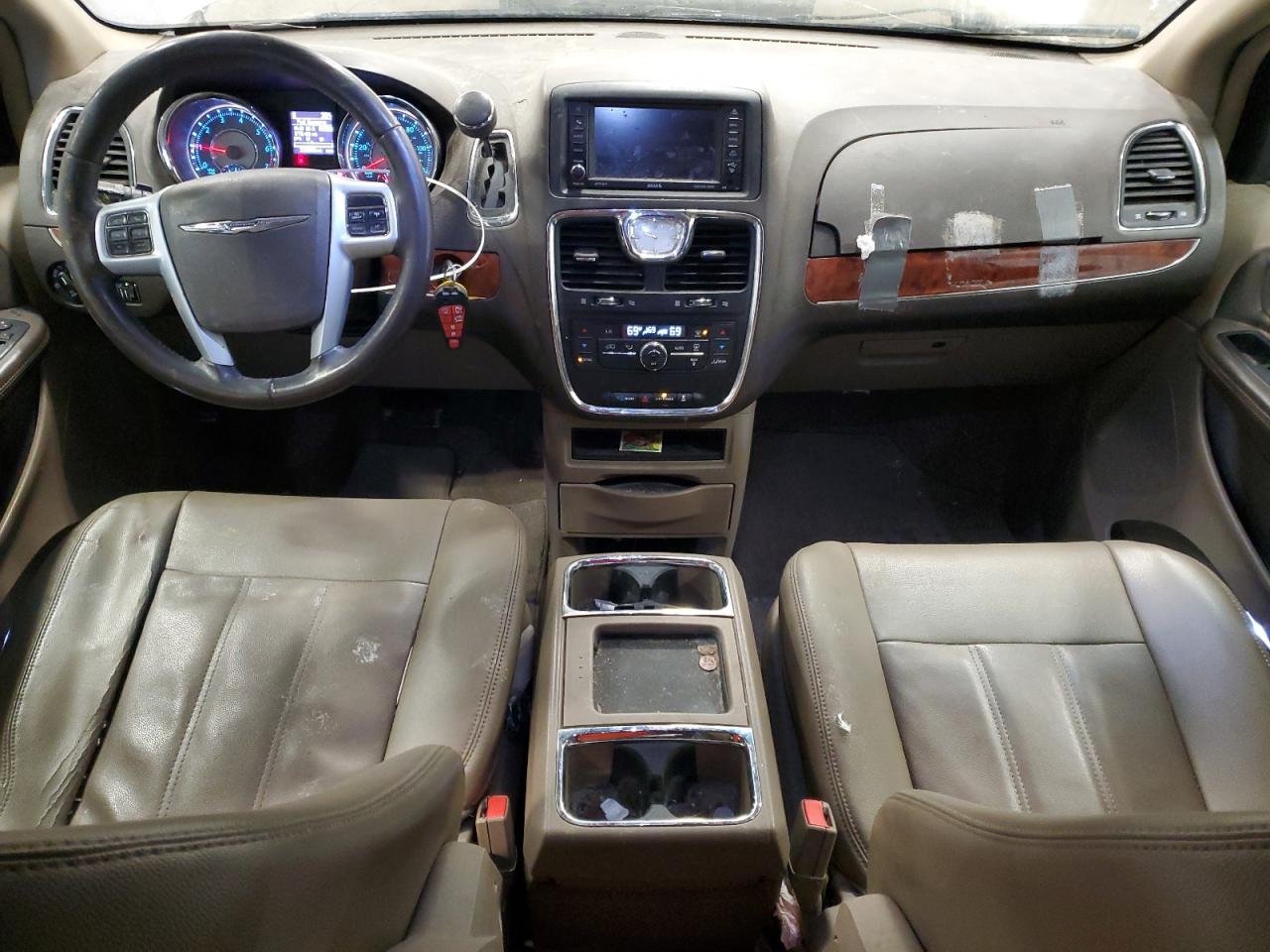 2014 Chrysler Town & Country - Image 8