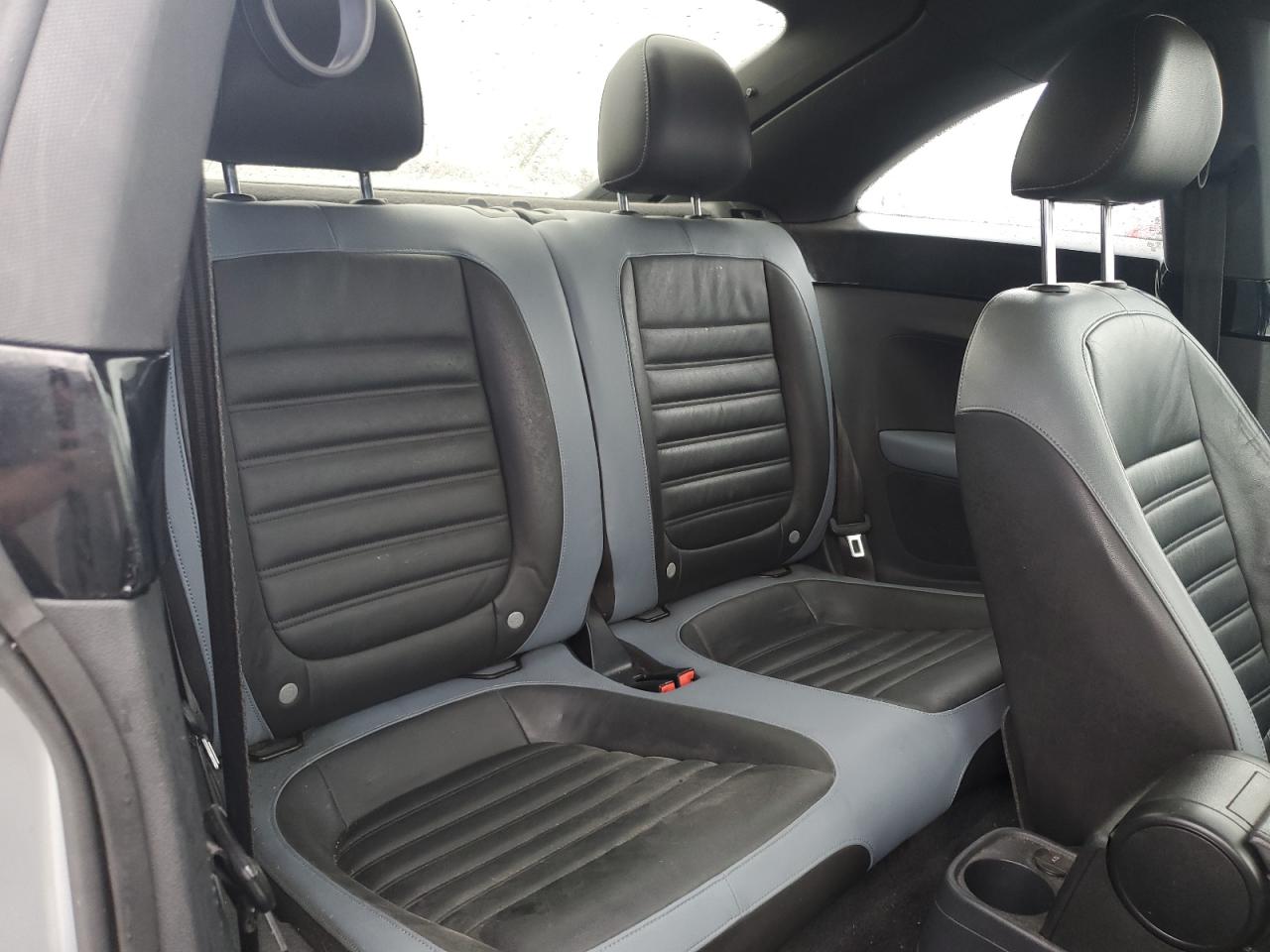 2012 Volkswagen Beetle - Image 10