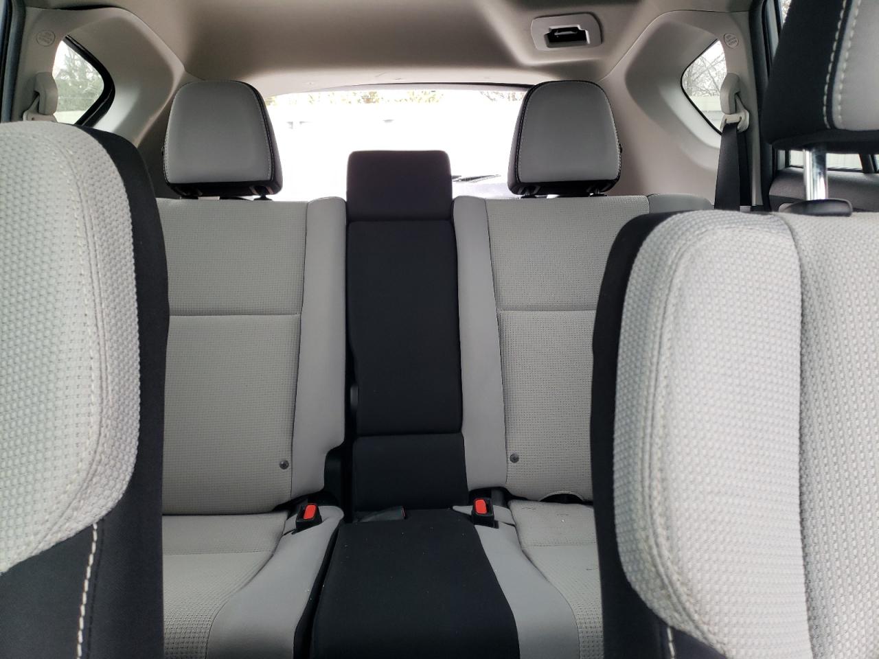 2017 Toyota RAV 4 - Image 10