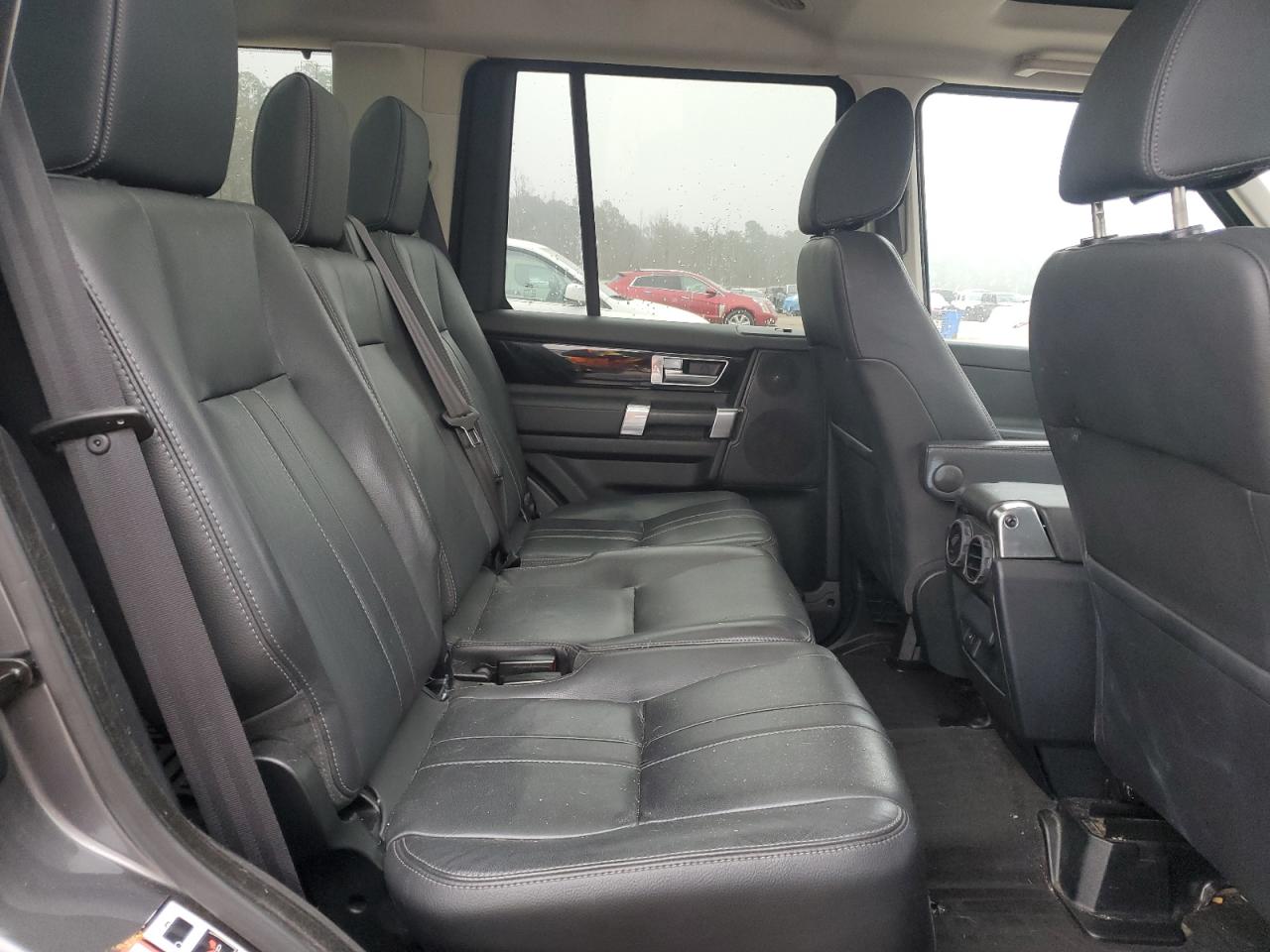 2016 Land Rover LR4 - Image 11