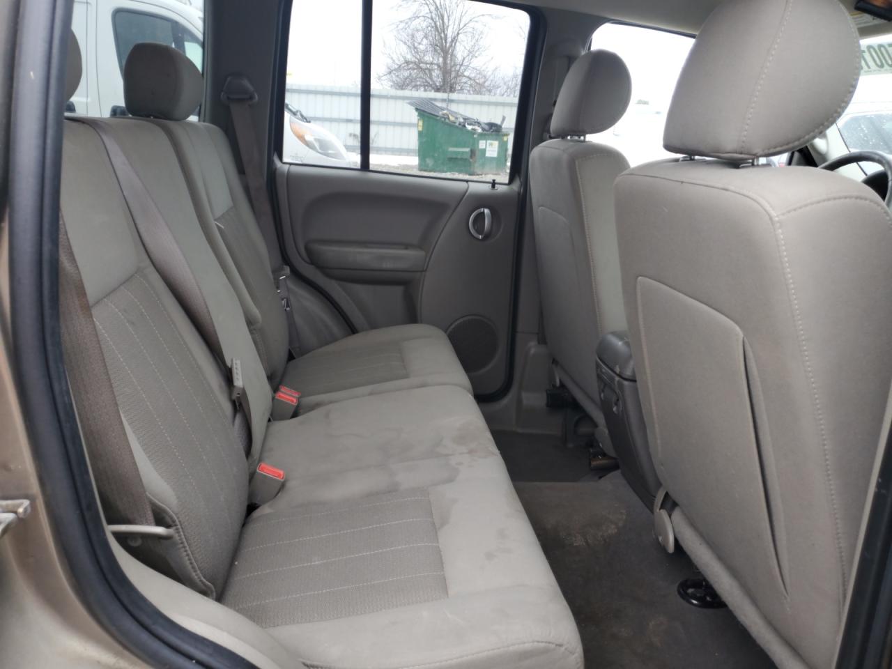2007 Jeep Liberty (North America) - Image 10