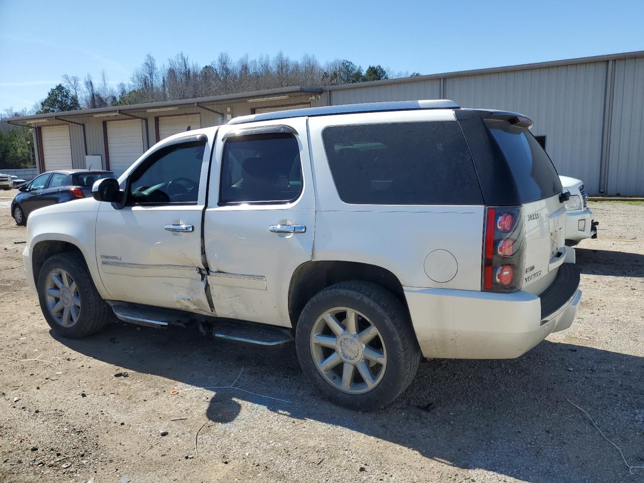 2011 GMC Yukon - Image 2