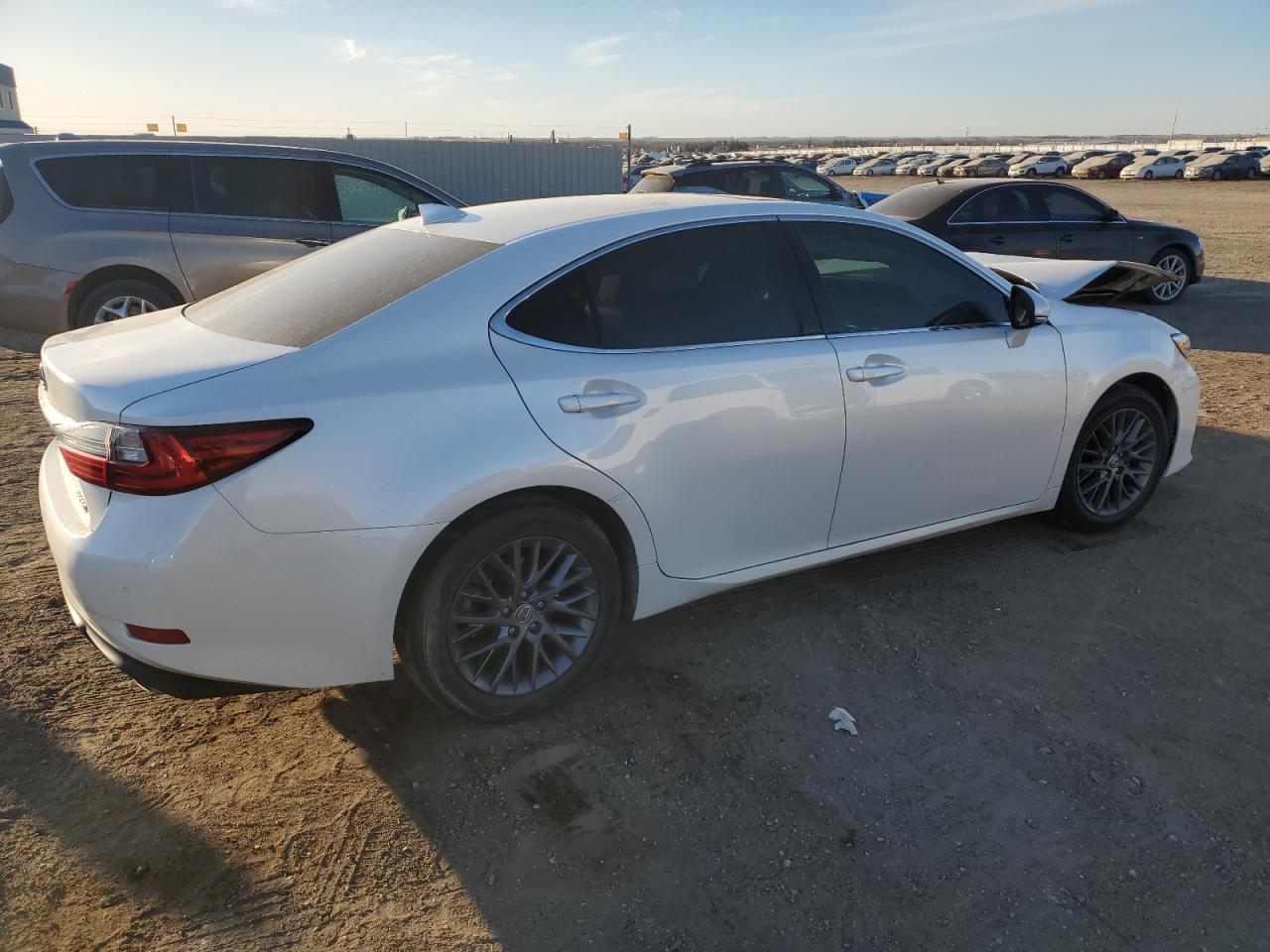 2018 Lexus ES - Image 3